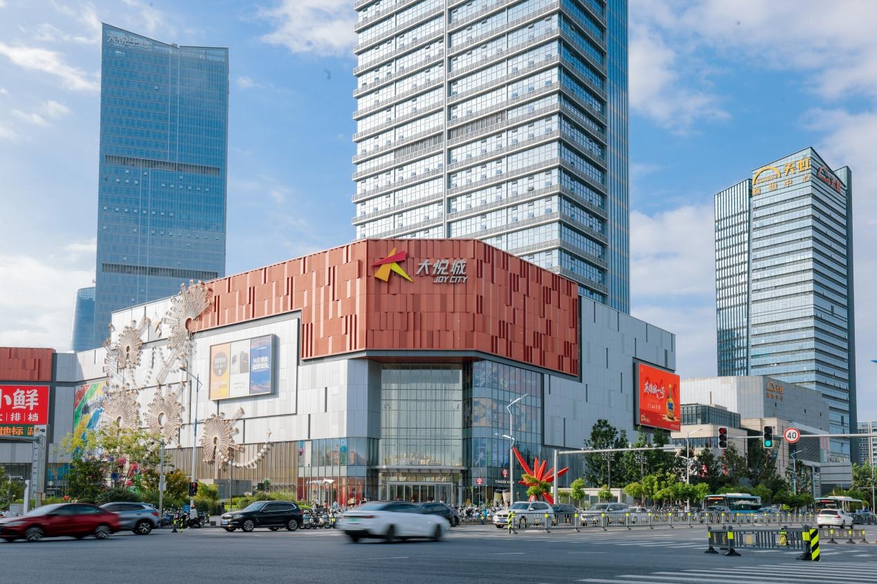 大悦城项目外景，购物中心外立面与城市街景，中购联《商业周刊》原文配图
