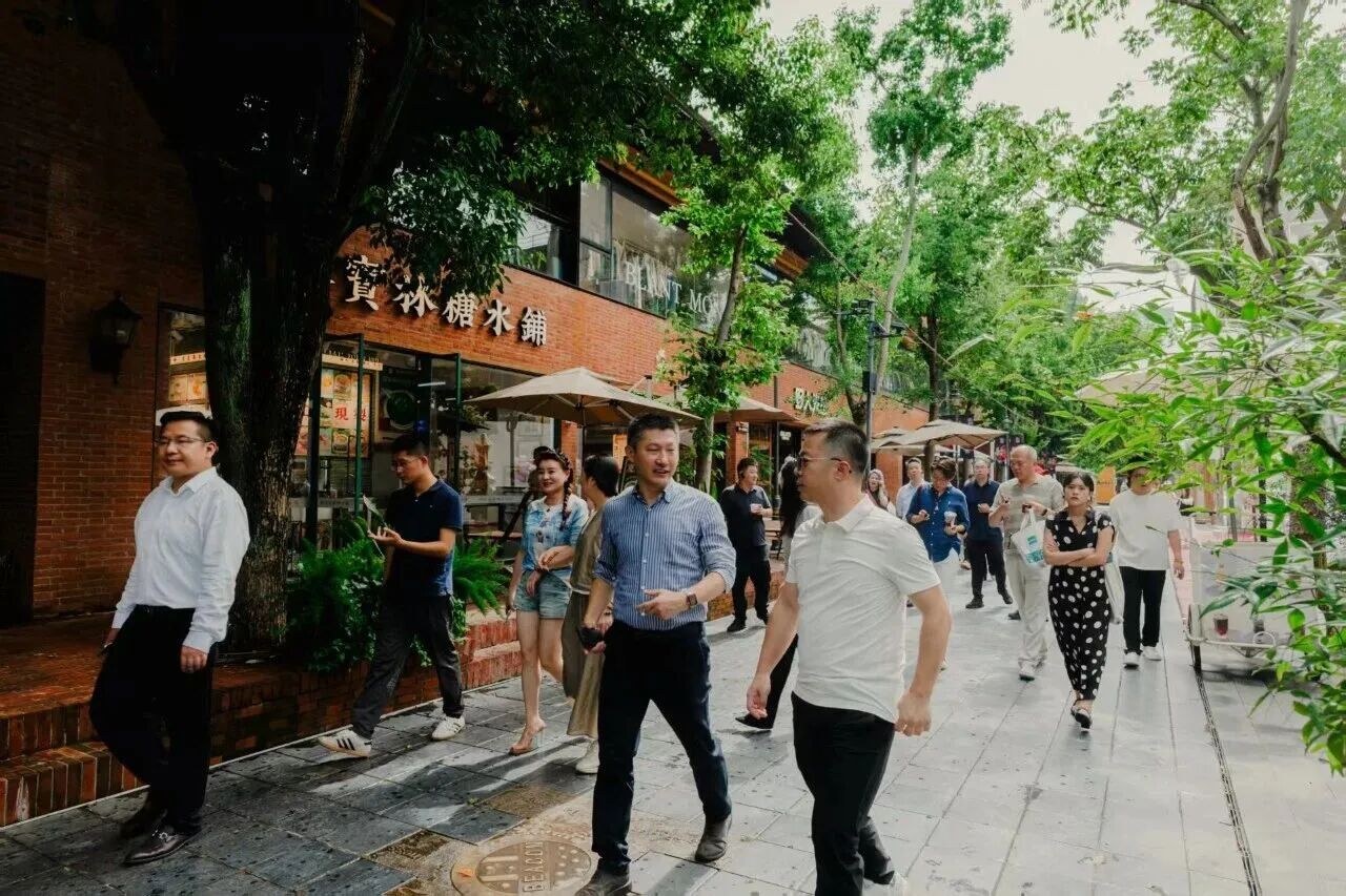 赢商通沙龙走访商业现场时的街区照片，沿街店铺与行人经过，赢商网原文配图