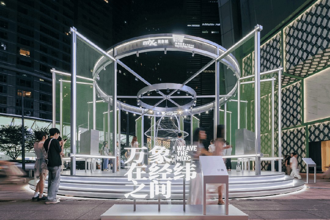 杭州万象城16周年“万象在经纬之间”公共艺术装置夜景，iziRetail逸芮原文配图