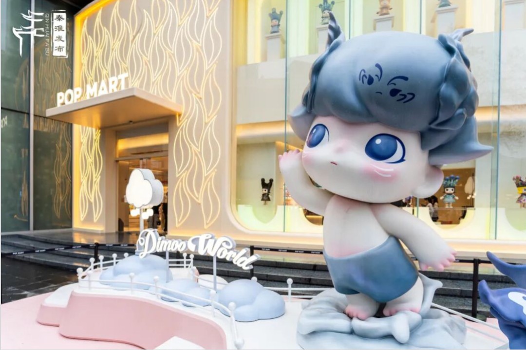 南京秦淮区商圈POP MART门店与DIMOO装置实景，中购联新媒体中心原文配图