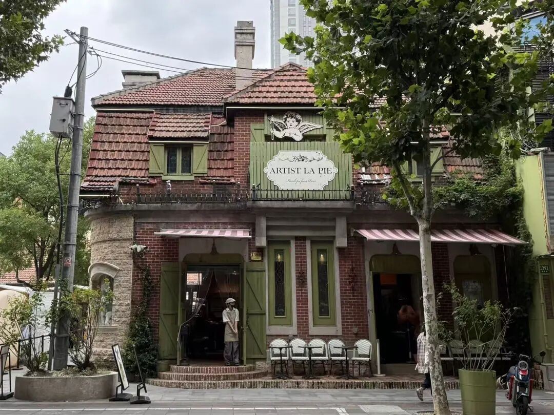 上海愚园路1391号ARTIST LA PIE店铺外观，iziRetail逸芮原文配图