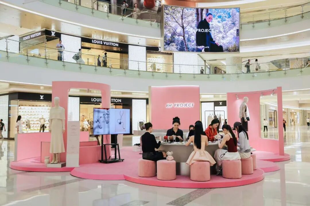 杭州万象城一楼中庭 AW PROJECT 粉色主题快闪与周边商铺界面，感性城市SCity 原文配图