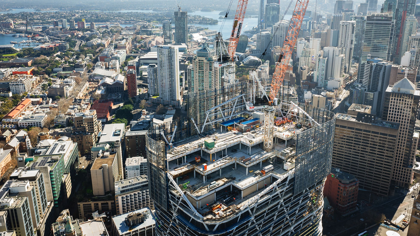 悉尼 Atlassian Central 混合木构办公塔楼封顶阶段外观与周边城市建筑