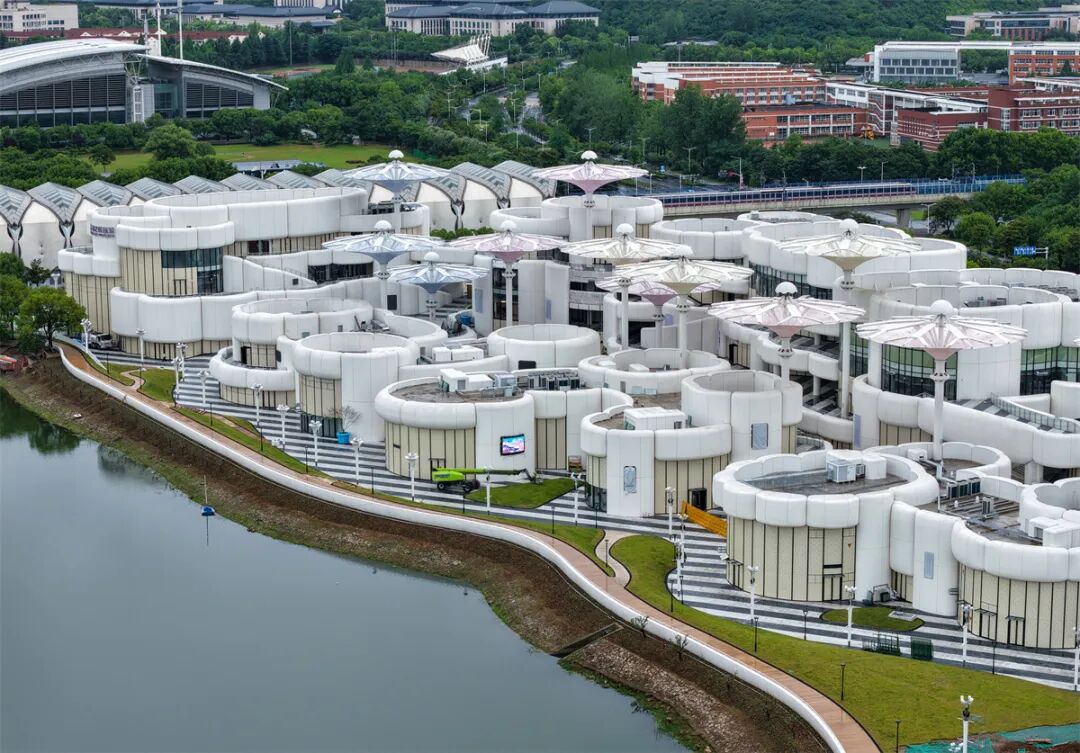南京仙林德基艺术奥莱沿羊山湖的建筑群，2026年7月资料照片